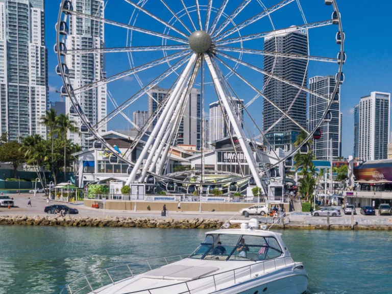 Ein Sea Ray Sea Ray 500 Sundancer mieten in Miami