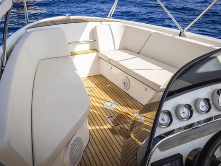 YachtCharter in El Toro - Frauscher 858 fantom Air auf SamBoat