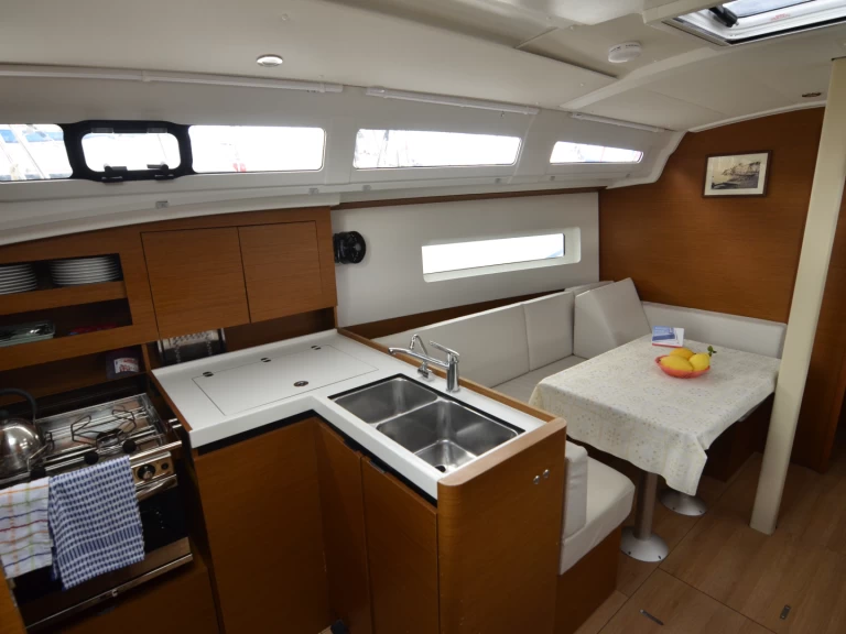 Bootsverleih Jeanneau Sun Odyssey 380 Cannigione di Arzachena Samboat