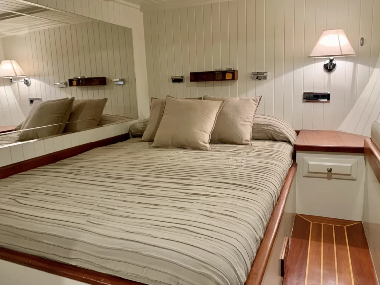 Ein Neta Marine Ketch mieten in Trapani Port