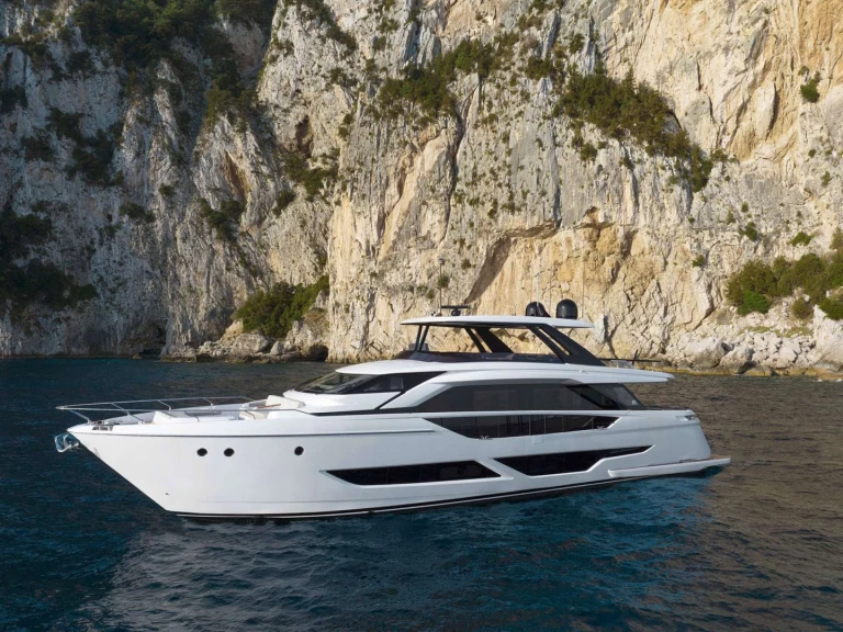 Ein Ferretti FAST mieten in Brindisi
