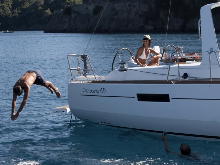 Ein Bénéteau Oceanis 45 mieten in Ajaccio