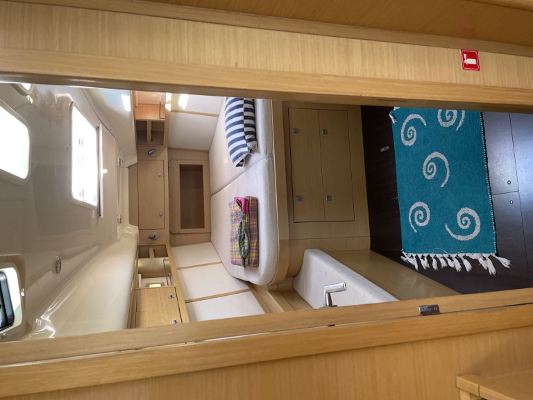 Ein Elan Elan 450 (cabin) mieten in Olbia