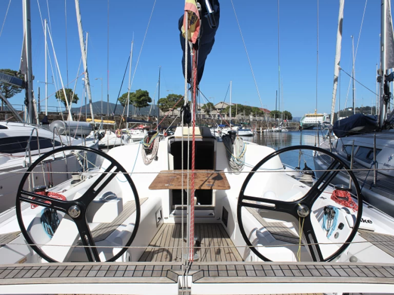 Ein Elan E4 mieten in Vigo