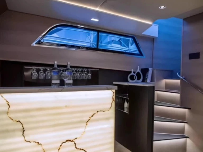 YachtCharter in Dubai Marina - Hatteras 64 auf SamBoat