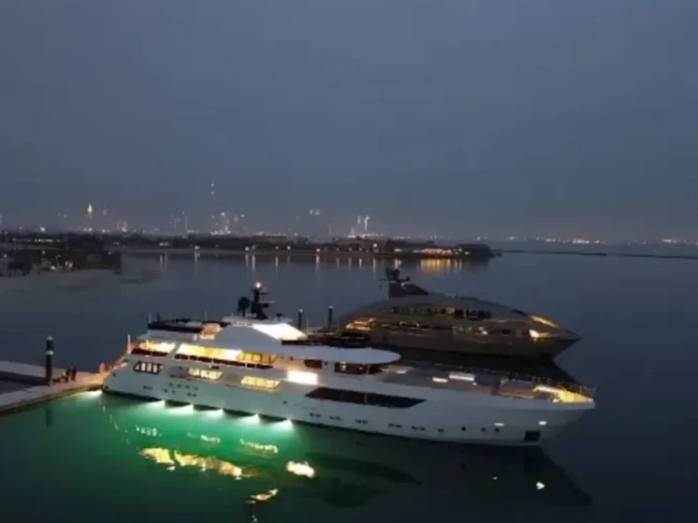 Yacht mit oder ohne Skipper Finesse mieten in Dubai Marina