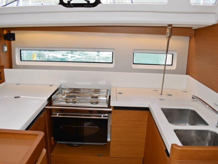 Segelboot mit oder ohne Skipper Jeanneau mieten in Sukošan