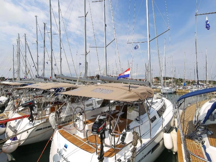 Ein Bavaria Cruiser 37 mieten in Pula