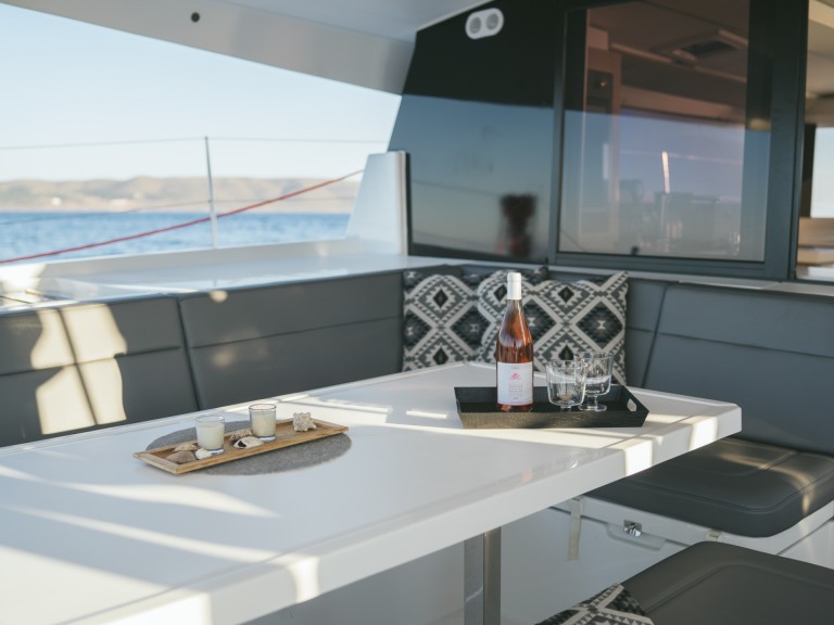 Ein Fountaine Pajot Fountaine Pajot 47 SAONA LUX (GEN,AC,WATERMAKER) mieten in Lavrion