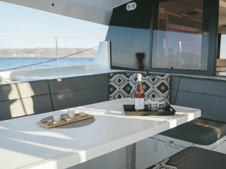 Ein Fountaine Pajot Fountaine Pajot 47 SAONA LUX (GEN,AC,WATERMAKER) mieten in Lavrion