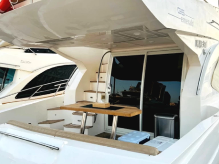 Ein Gulf Craft - Majesty Yachts Majesty 44 mieten in Dubai Marina
