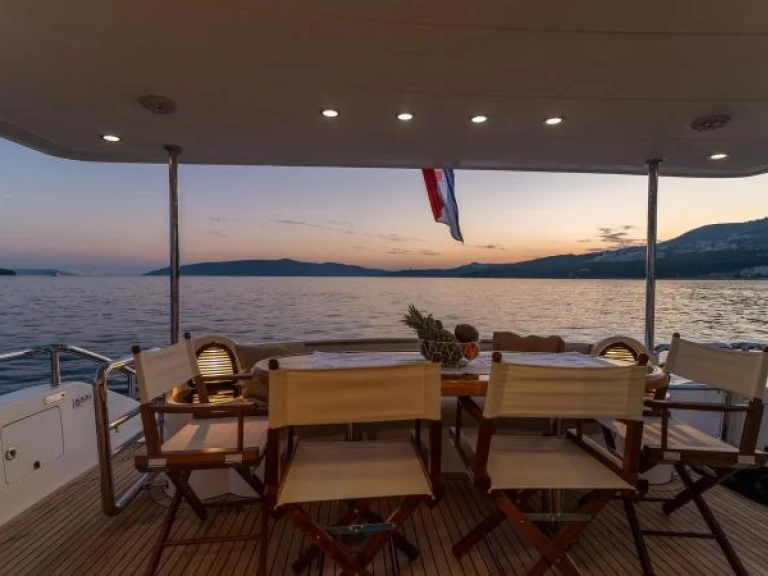 Vermietung Yacht Custom mit Führerschein