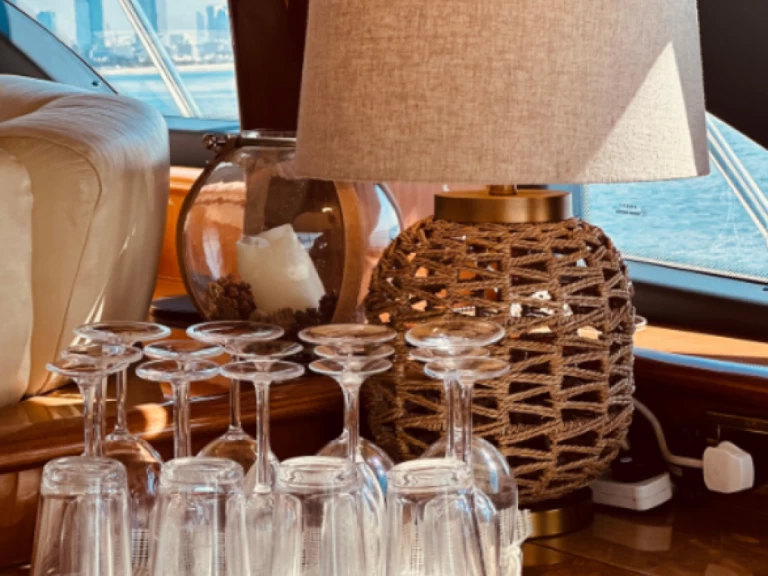 Ein Azimut Azimut 62 Fly mieten in Dubai Marina