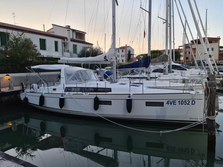 Bénéteau Oceanis 38 (3/2) mieten Olbia