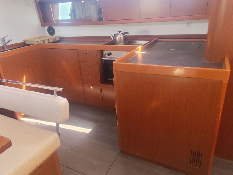 Ein Bénéteau Oceanis 48 mieten in Gouviá