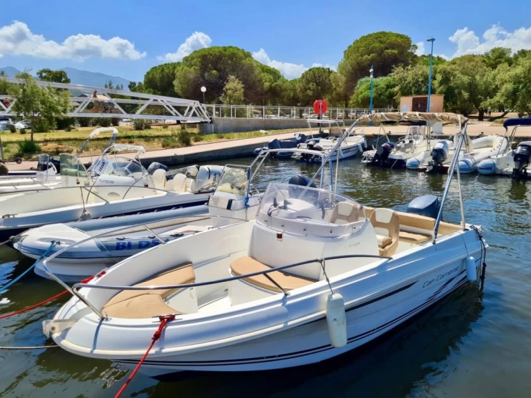 YachtCharter in Saint-Florent - Jeanneau Cap Camarat 5.5 CC auf SamBoat