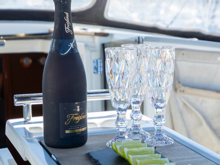 Ein Bénéteau Oceanis 38.1 mieten in Pula