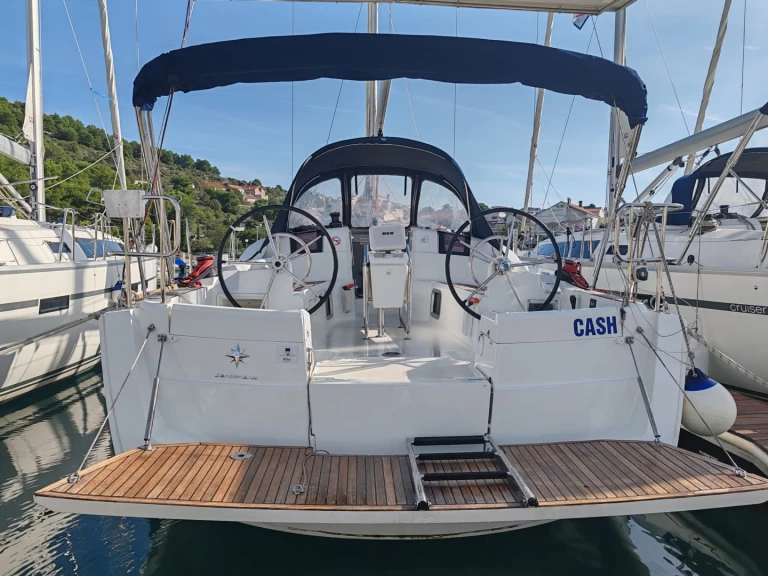 YachtCharter in Drage - Jeanneau Sun Odyssey 389 auf SamBoat