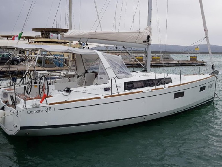YachtCharter in La Spezia - Bénéteau Oceanis 38.1 auf SamBoat