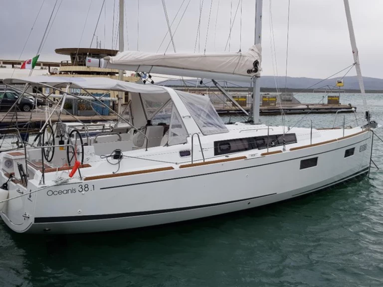 YachtCharter in La Spezia - Bénéteau Oceanis 38.1 auf SamBoat