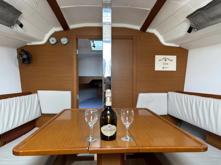 YachtCharter in Drage - Jeanneau Sun Odyssey 349 auf SamBoat