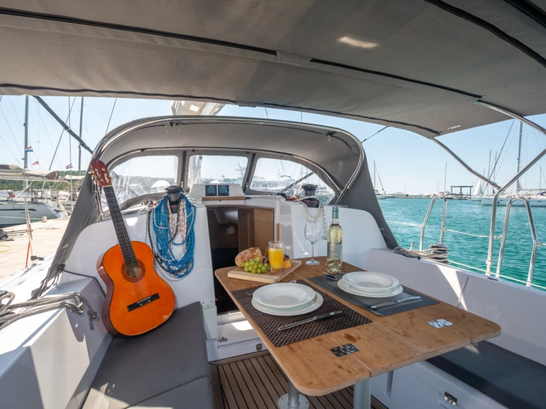 Ein Elan E4 mieten in Betina