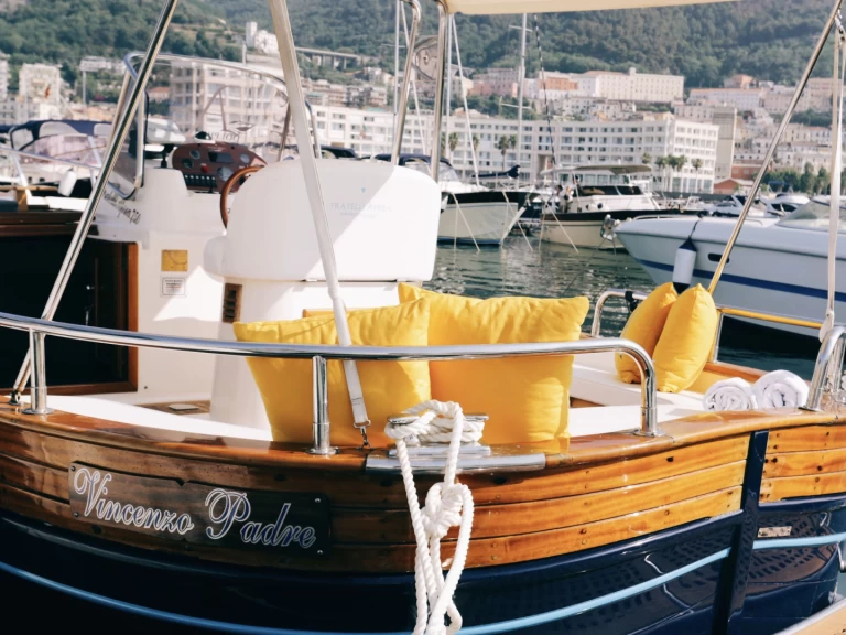 Ein Fratelli Aprea Sorrento 7,50 open cruise mieten in Salerno