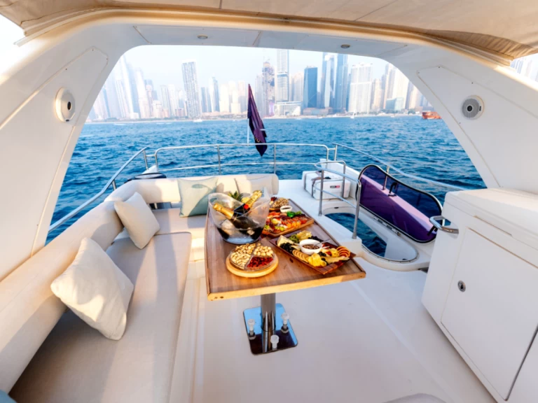 Ein Azimut Azimut 53 Fly mieten in Dubai Marina