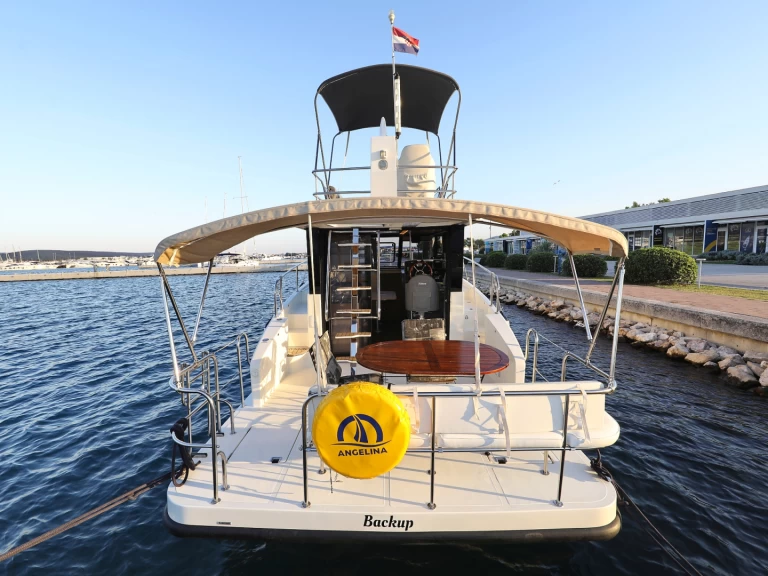 Ein Cobra Yachts Futura 40 Grand Horizon mieten in Sveti Filip i Jakov