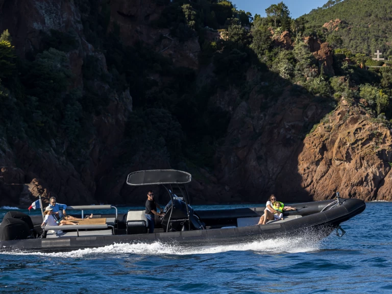 Ein Narwhal Fast 1100 mieten in Cannes