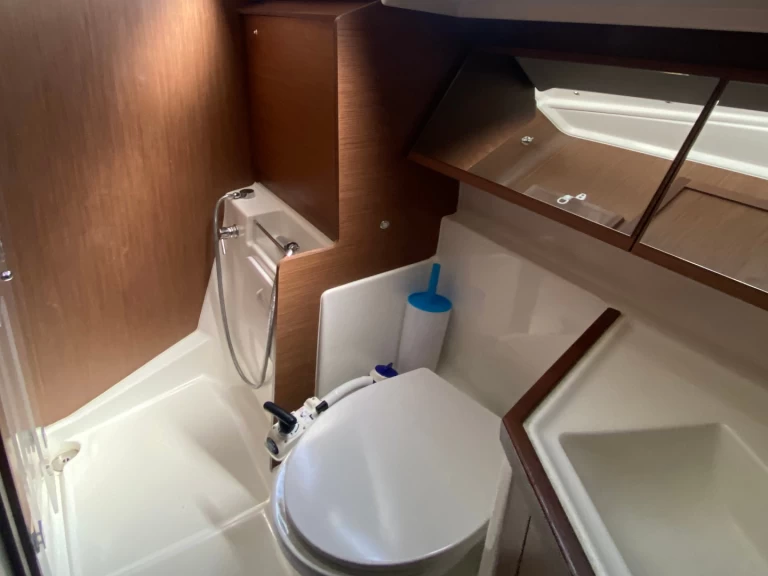 Ein Bénéteau Oceanis 40.1 (3 double and 1 bunk beds) mieten in Lefkáda