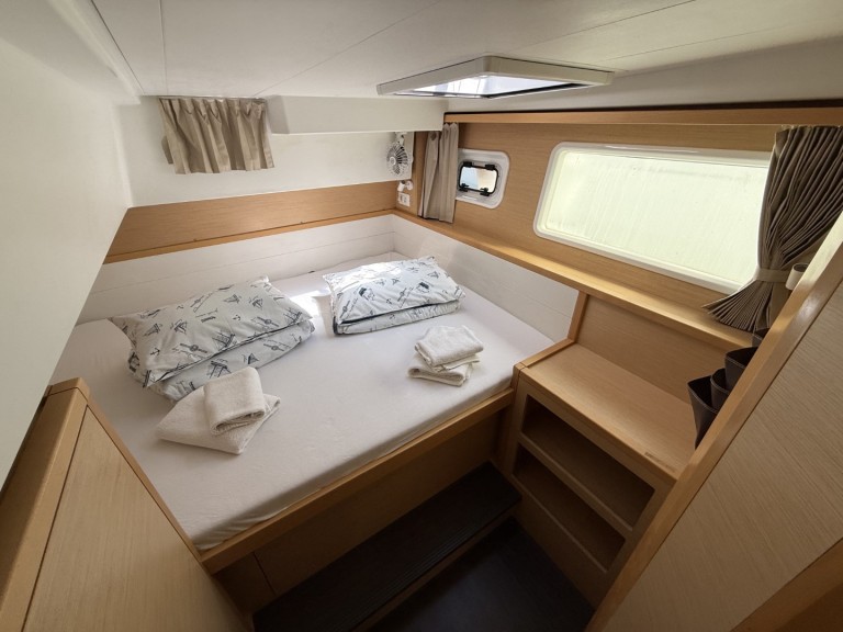 YachtCharter in Lavrion - Lagoon Lagoon 39 auf SamBoat