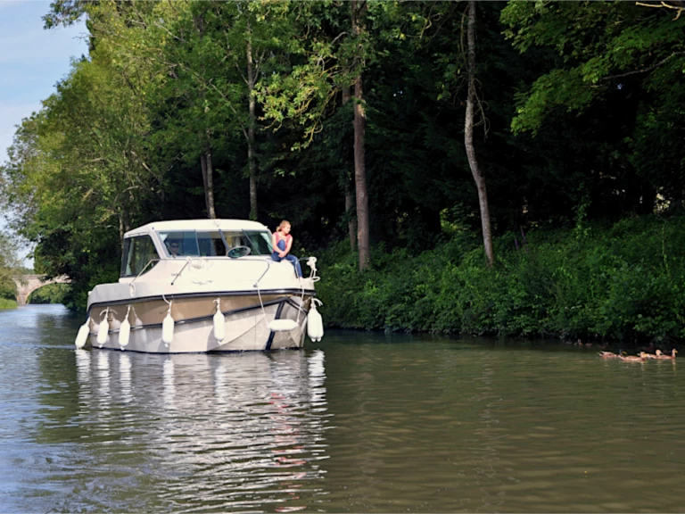 Motorboot mieten in Grez-Neuville zum besten Preis