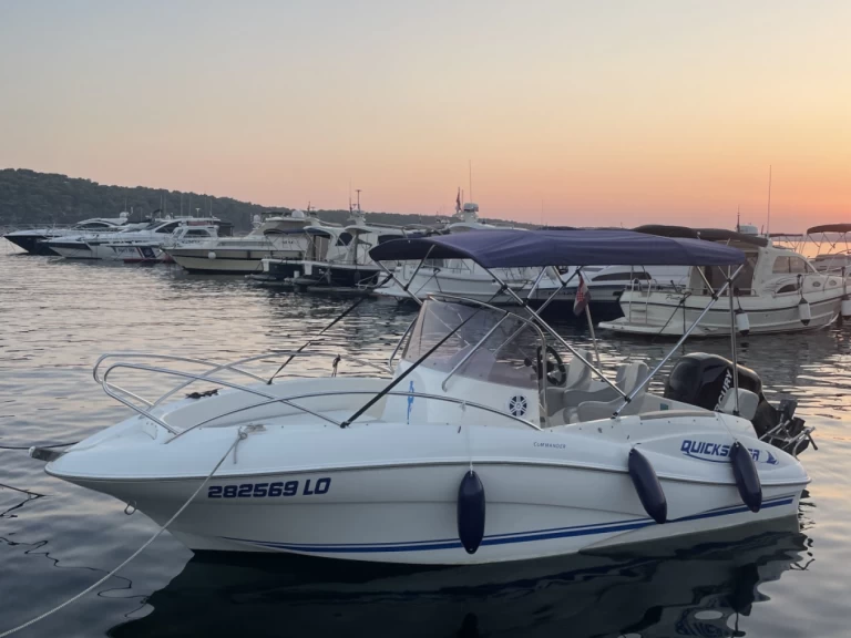 Motorboot mit oder ohne Skipper Quicksilver mieten in Rab