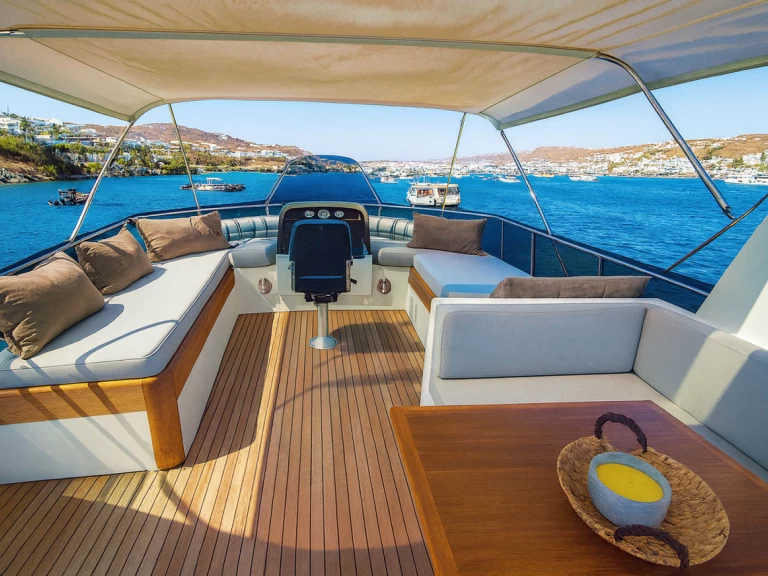 Ein Maiora Fly Bridge mieten in Mykonos (City)