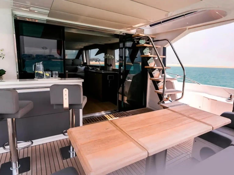Ein Sunseeker Manhattan 70 mieten in Dubai Marina