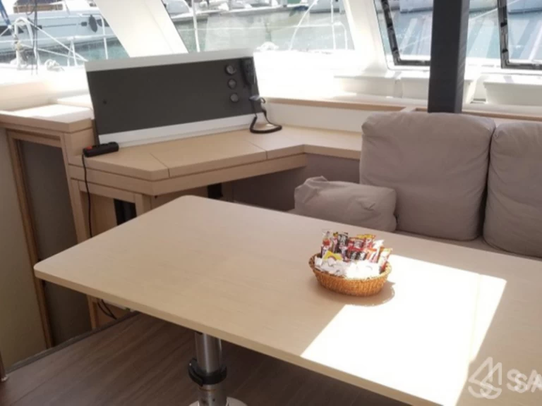 Fountaine Pajot Lucia 40 mieten Roses