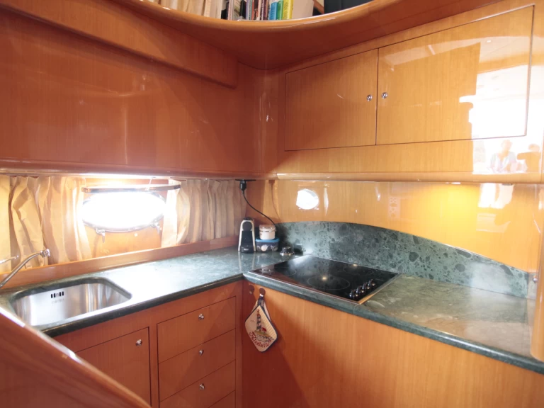 Vermietung Yacht Uniesse mit Führerschein