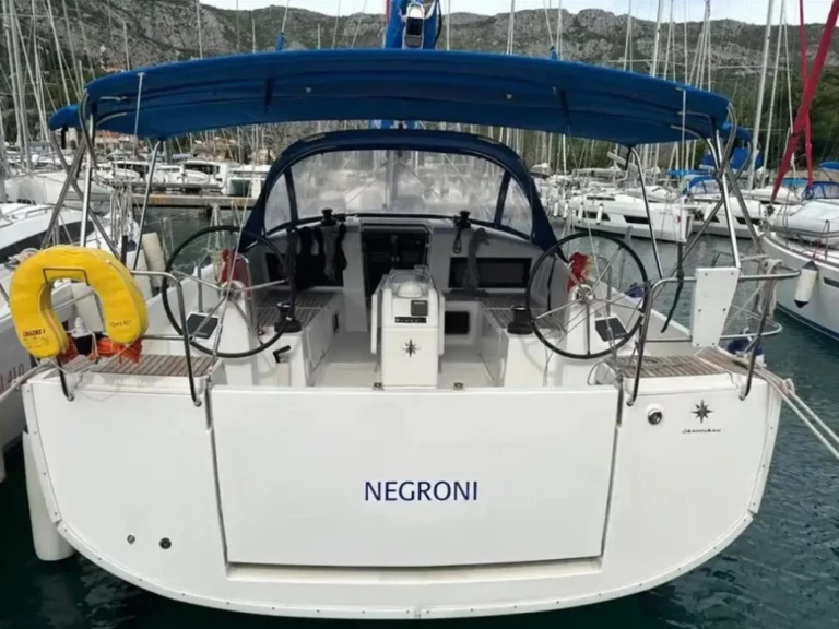 Segelboot mit oder ohne Skipper Jeanneau mieten in Álimos