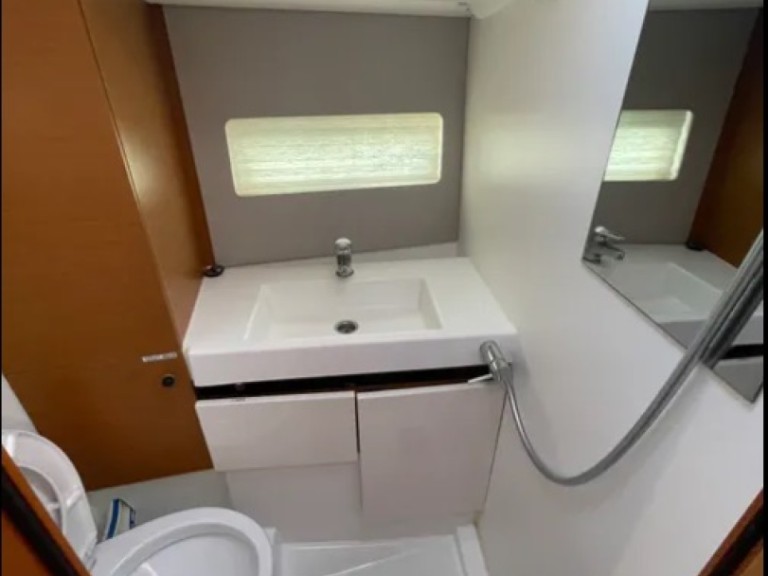 Ein Jeanneau Sun Odyssey 490 mieten in Álimos