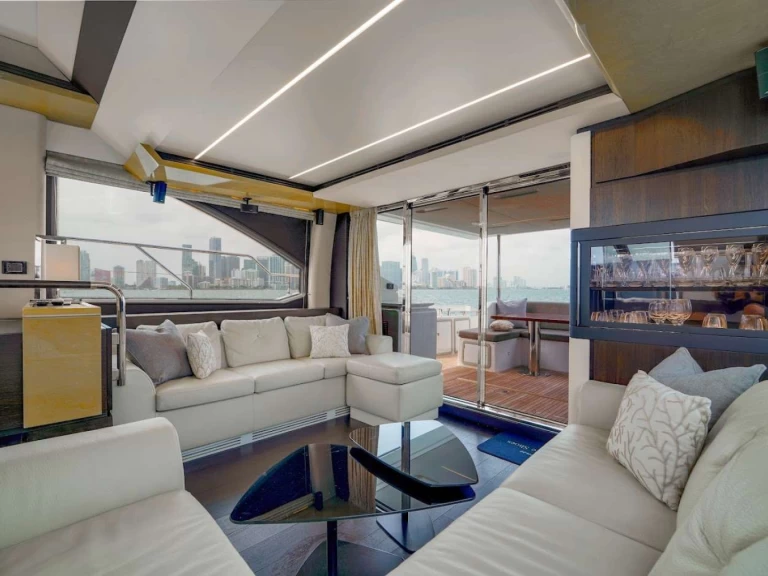 Ein Azimut Paragon mieten in Coconut Grove
