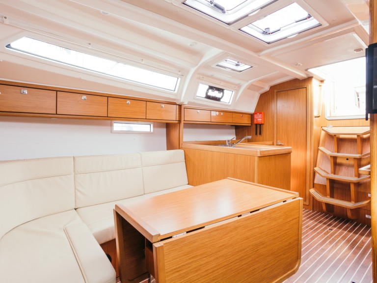 Ein Bavaria Cruiser 37 mieten in Lemmer