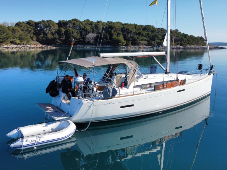 Ein Jeanneau Sun Odyssey 389 mieten in Pula