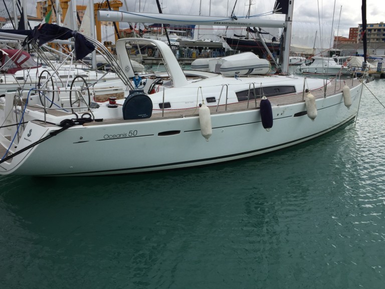 Ein Bénéteau Oceanis 50 Family mieten in Cugnana Verde