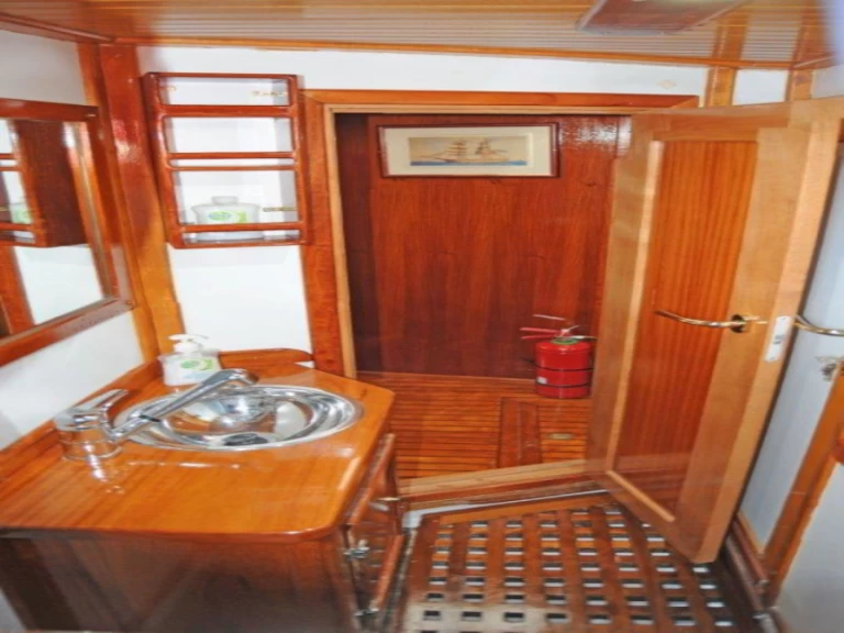 YachtCharter in Álimos -  Motor sailer, Custom Made  auf SamBoat