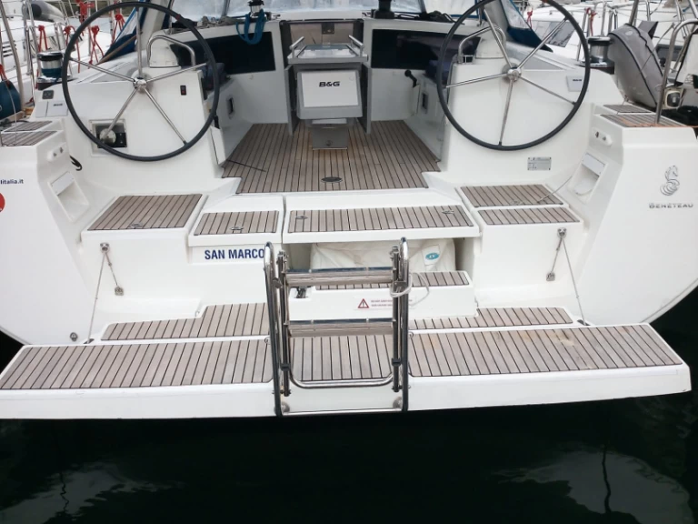 Ein Bénéteau Oceanis 48 mieten in Procida