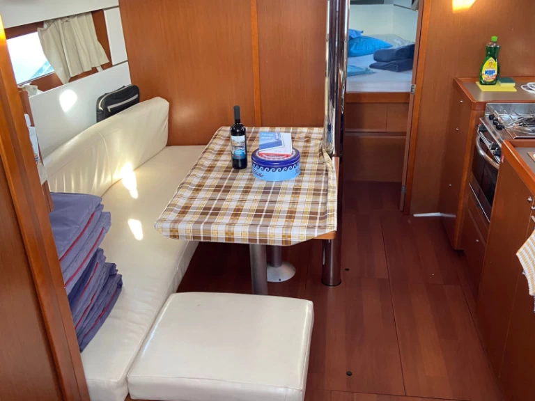 Bénéteau Oceanis 38.1 mieten Procida