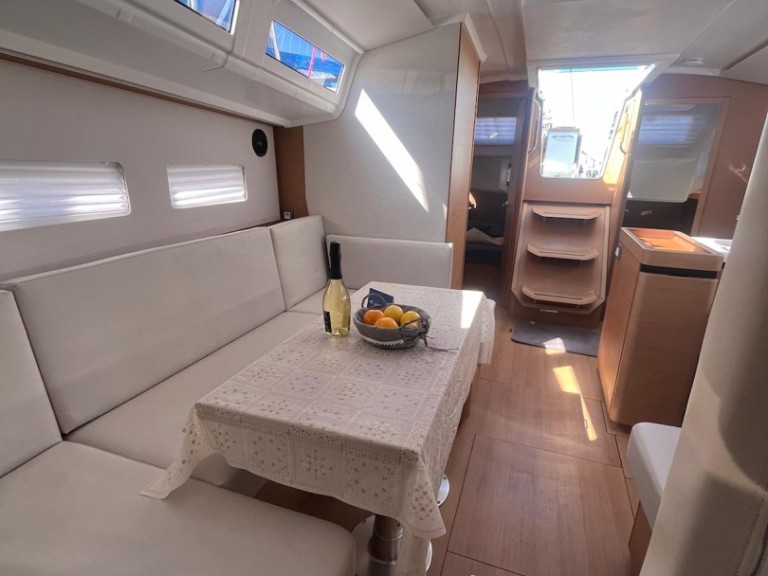 YachtCharter in Cannigione di Arzachena - Jeanneau Sun Odyssey 410 auf SamBoat