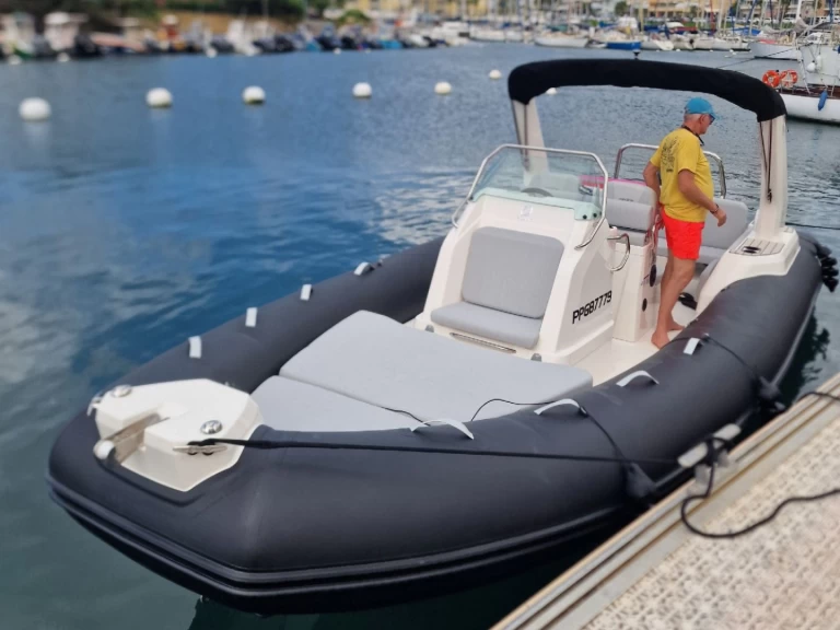 Motorboot mit oder ohne Skipper Zodiac mieten in Gourbeyre