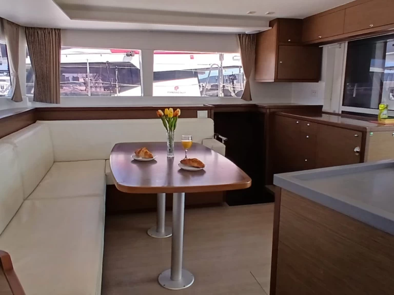 Ein Lagoon Lagoon 450 Sport Top mieten in Kaštela